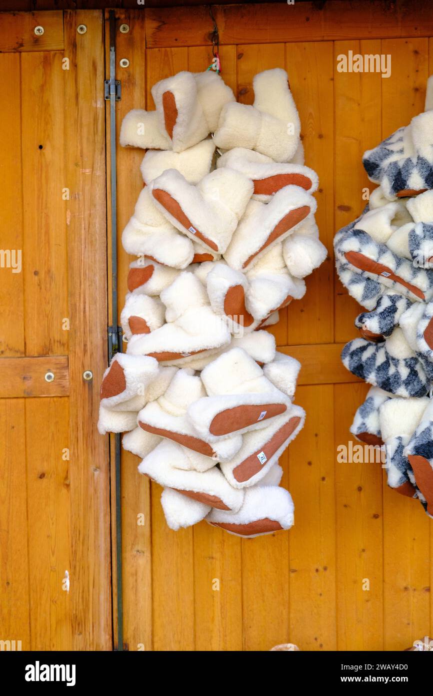 Souvenir traditionnel fait main de Pologne - chaussons en laine tricotés pour le froid hivernal. Banque D'Images