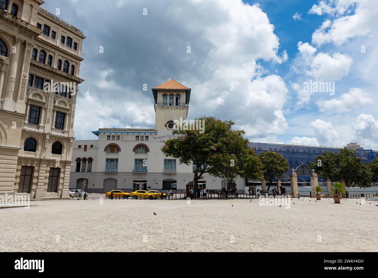 LA HAVANE, CUBA - 27 AOÛT 2023 : terminal Sierra Maestra port à la Havane, Cuba à Plaza de San Francisco de Asis Banque D'Images