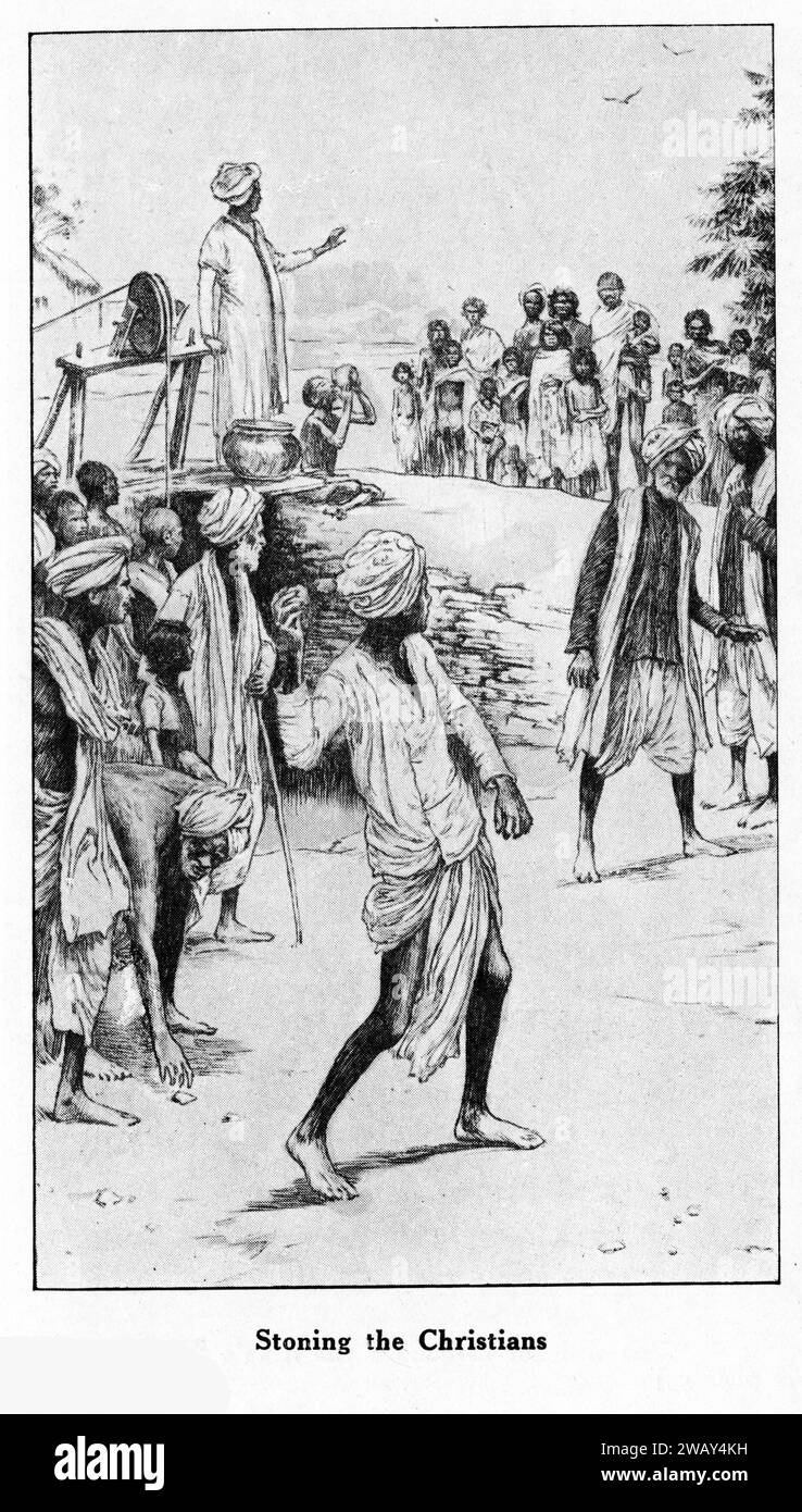 Gravure d'un groupe de personnes lapidant des chrétiens dans un village en Inde, vers 1928. Banque D'Images