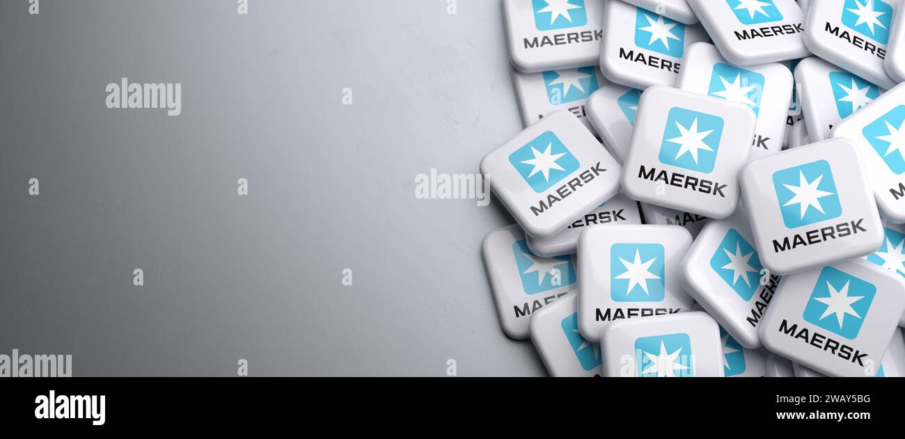 Logo de la plus grande compagnie de transport de conteneurs sur un tas sur une table : A.P. Moeller-Maersk Banque D'Images