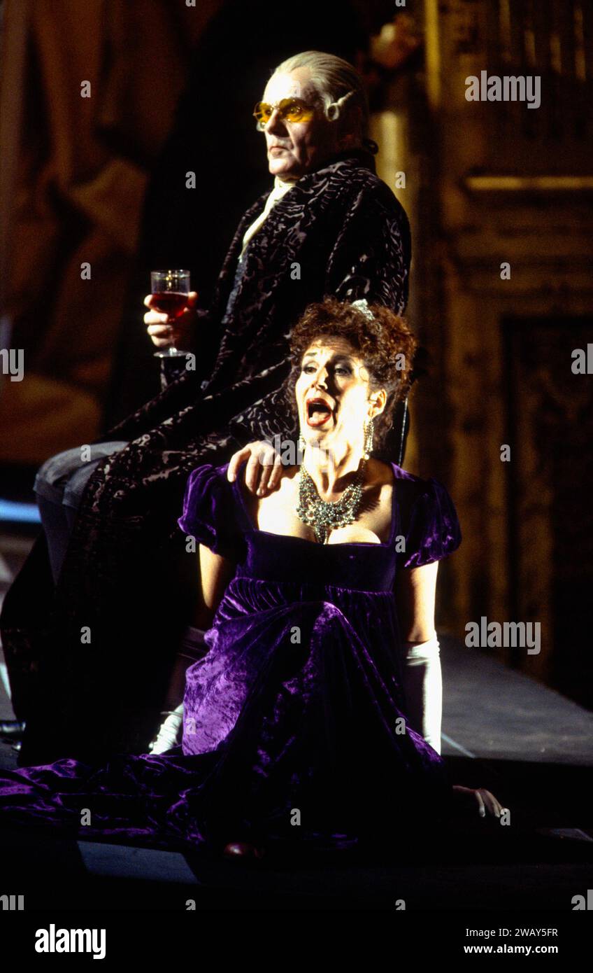 Henk Smit (Baron Scarpia), Rosalind Plowright (Floria Tosca) in TOSCA at English National Opera (ENO), London Coliseum, Londres WC2 12/09/1994 musique : Giacomo Puccini livret : Luigi Illica & Giuseppe Giacosa traduction : Keith & Emma Warner Chef d'orchestre : Alexander Gibson design : John Conklin éclairage : Alan Burrett réalisateur : Keith Warner Banque D'Images