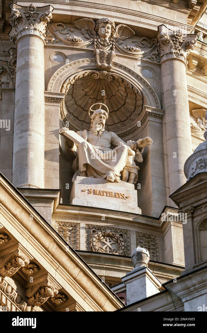 Statue de St. Matthias dans une niche de St. Basilique d'Étienne à Budapest Banque D'Images