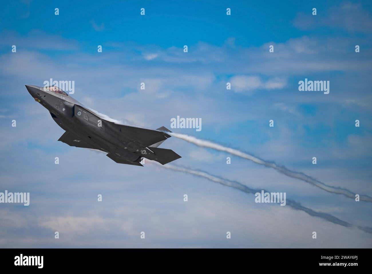 Point Mugu, États-Unis. 16 août 2023. Un avion de chasse furtif F-35a Lightning II de l'US Air Force des Green Bats du 422nd Test and Evaluation Squadron monte alors qu'il décolle de la base navale Ventura County point Mugu, le 16 août 2023 à point Mugu, en Californie. Crédit : Eric Parsons/États-Unis Navy photo/Alamy Live News Banque D'Images