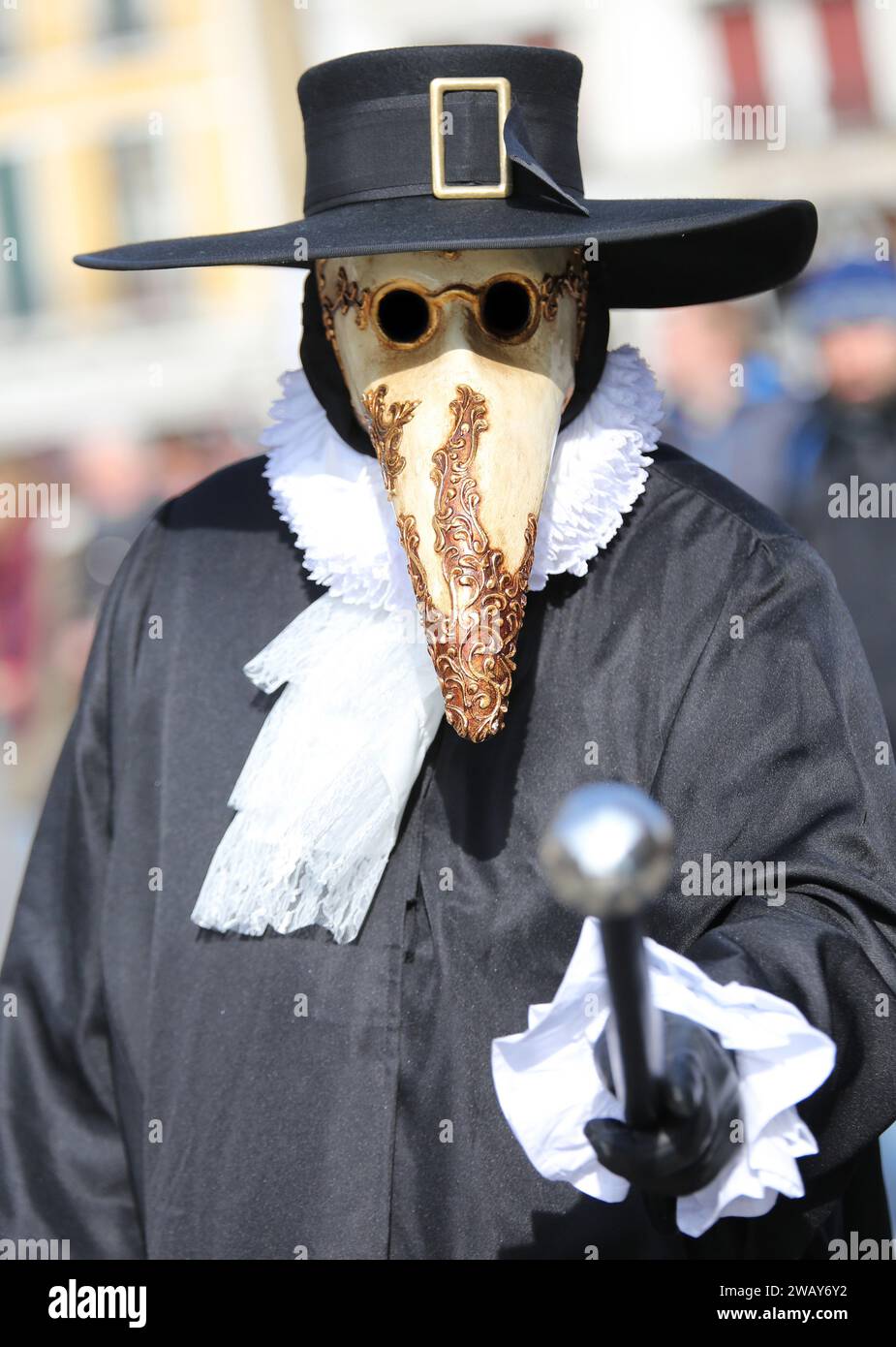 Masque vénitien avec bec appelé costume de docteur de peste. Le long bec servait de filtre pour rendre visite aux malades Banque D'Images