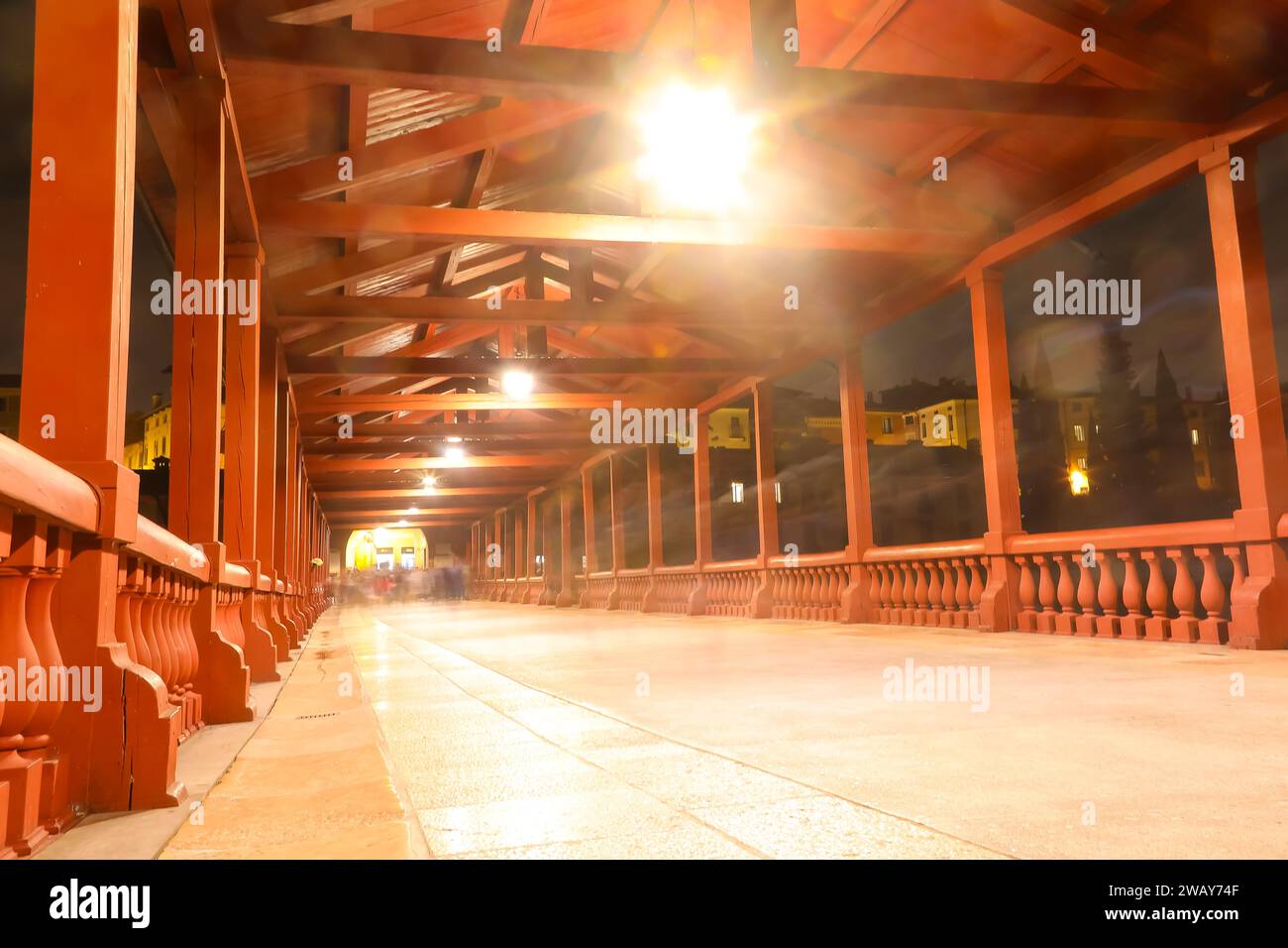 Pont en bois couvert historique appelé PONTE VECCHIO ou PONTE DEGLI ALPINI dans la ville de Bassano del Grappa Italie Banque D'Images
