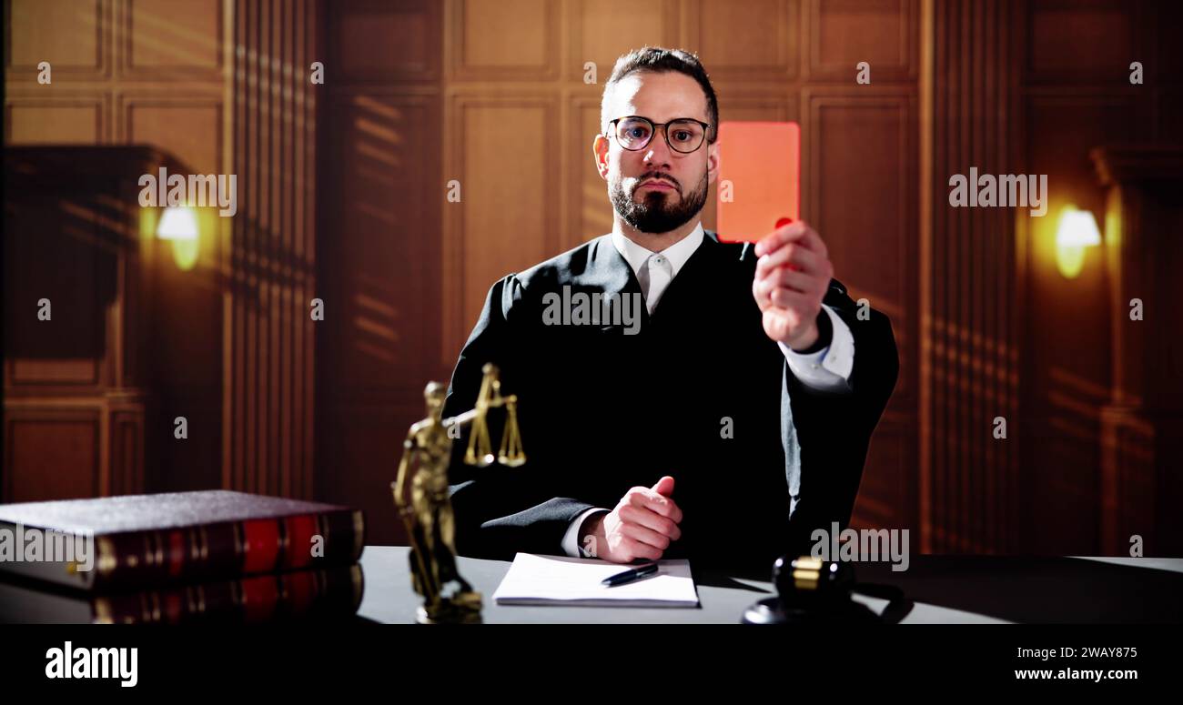Juge dans la salle d'audience montrant carton rouge. Règles et droit du procès Banque D'Images