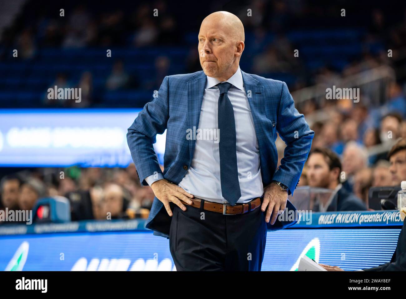 L'entraîneur-chef des Bruins de l'UCLA, Mick Cronin, lors d'un match de basketball de la NCAA 