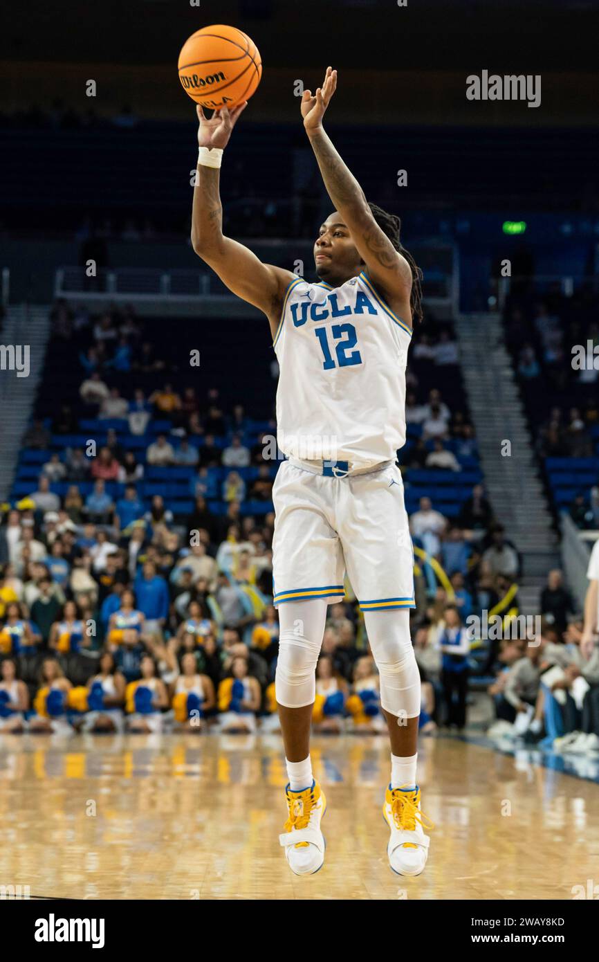 Le garde des Bruins de l'UCLA Sebastian Mack (12 ans) tire lors d'un match de basket-ball de la NCAA contre les Golden Bears de Californie, samedi 6 janvier 2024, au Pauley P. Banque D'Images