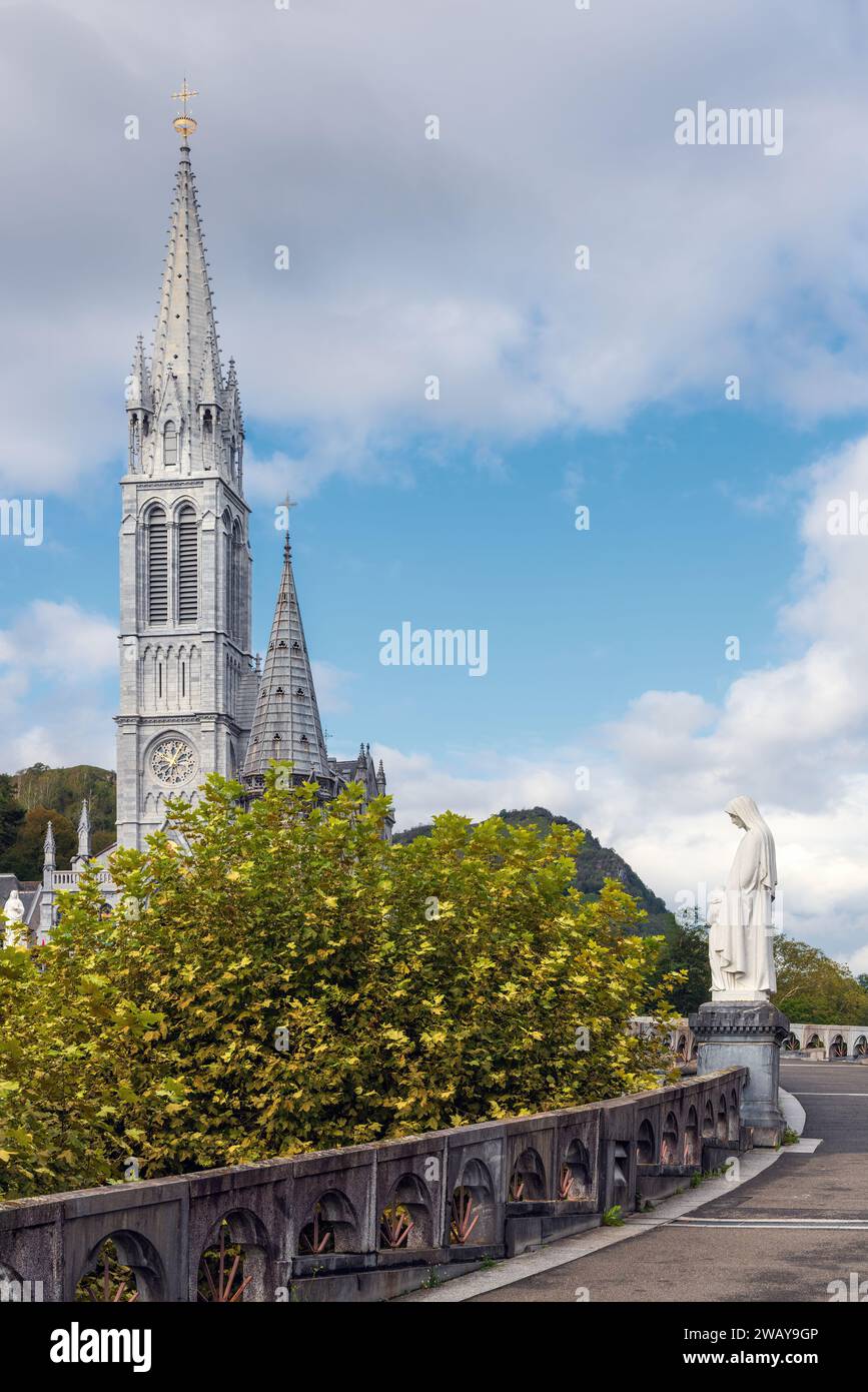 Sanctuaire de notre-Dame de Lourdes, Basilique du Rosaire. Sanctuaire marial catholique et lieu de pèlerinage à Lourdes, France. Espace de copie. Banque D'Images