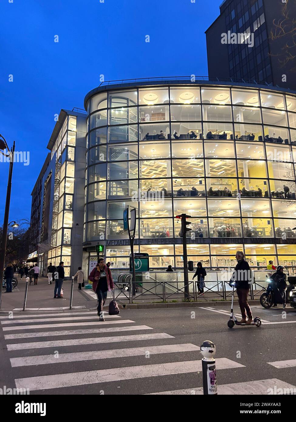 Paris, France, vue extérieure la nuit, Architecture moderne, Bibliothèque publique, scène rue 'Jean-Pierre Melville' Banque D'Images