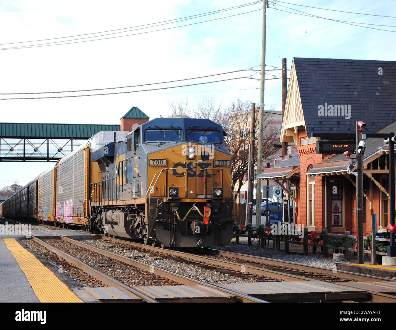 'Gaithersburg, Maryland / USA - 12/15/19 : trains CSX transportant du fret et passant par la gare de Gaithersburg MD.' Banque D'Images