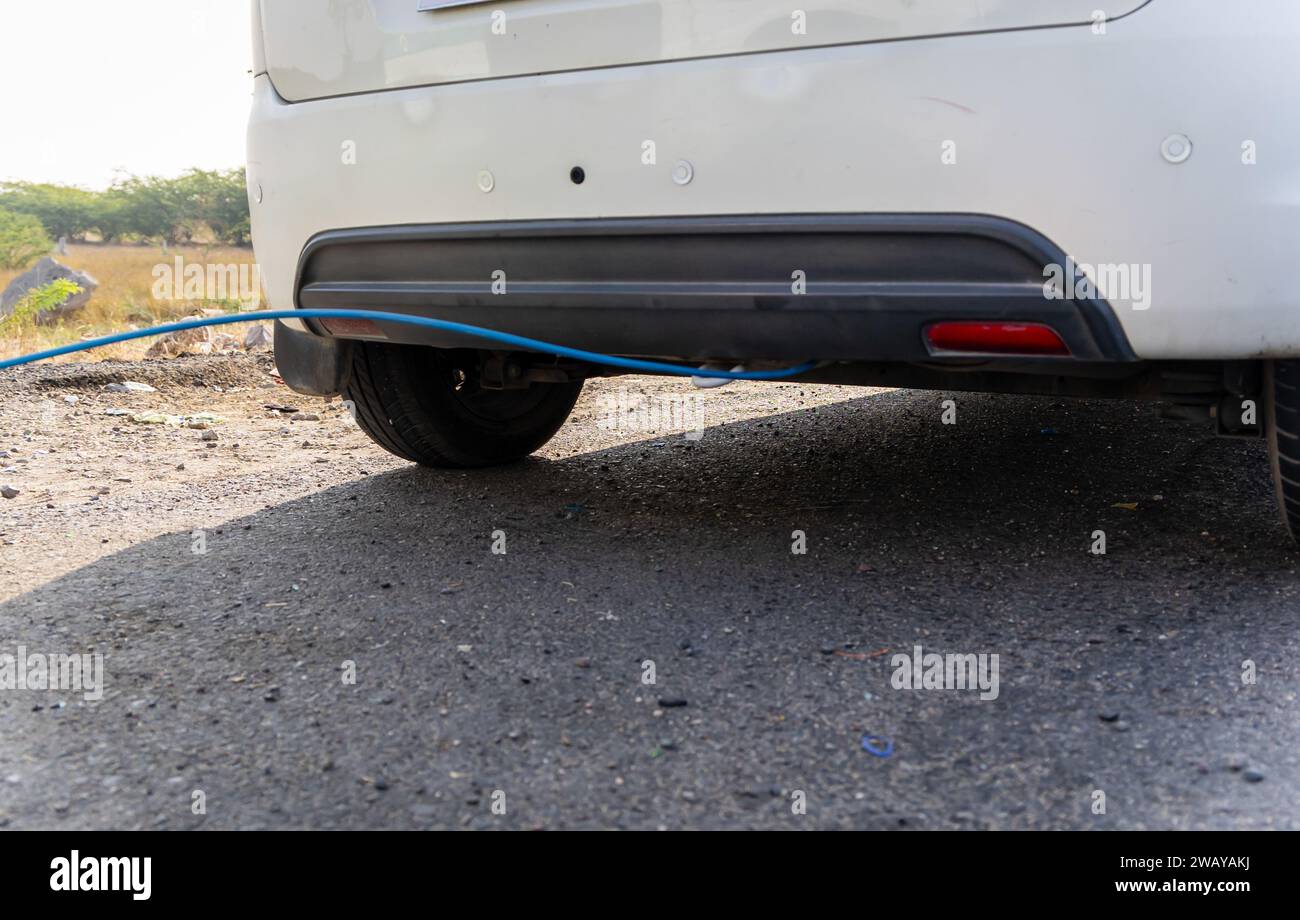 contrôle de la pollution de la voiture en cours à la route nationale le jour Banque D'Images