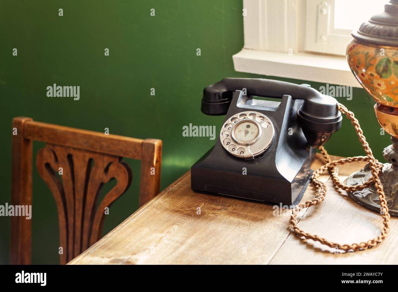 Un téléphone antique sur une table en bois. Banque D'Images