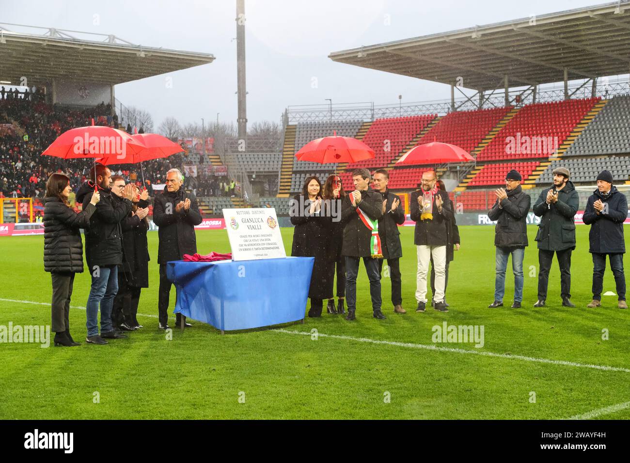 Gabriele Gravina Présidente (FIGC) Federica Cappelletti Présidente (Professional Women's Serie A Division ) plaque pour différents secteurs dédiée à Luca Vialli inaugurée lors du match de Supercoupe italienne féminine 'Serie A' entre Roma Women 1-2 Juventus Women au Stade Giovanni Zini le 7 janvier 2023 à Crémone, Italie. Crédit : Maurizio Borsari/AFLO/Alamy Live News Banque D'Images