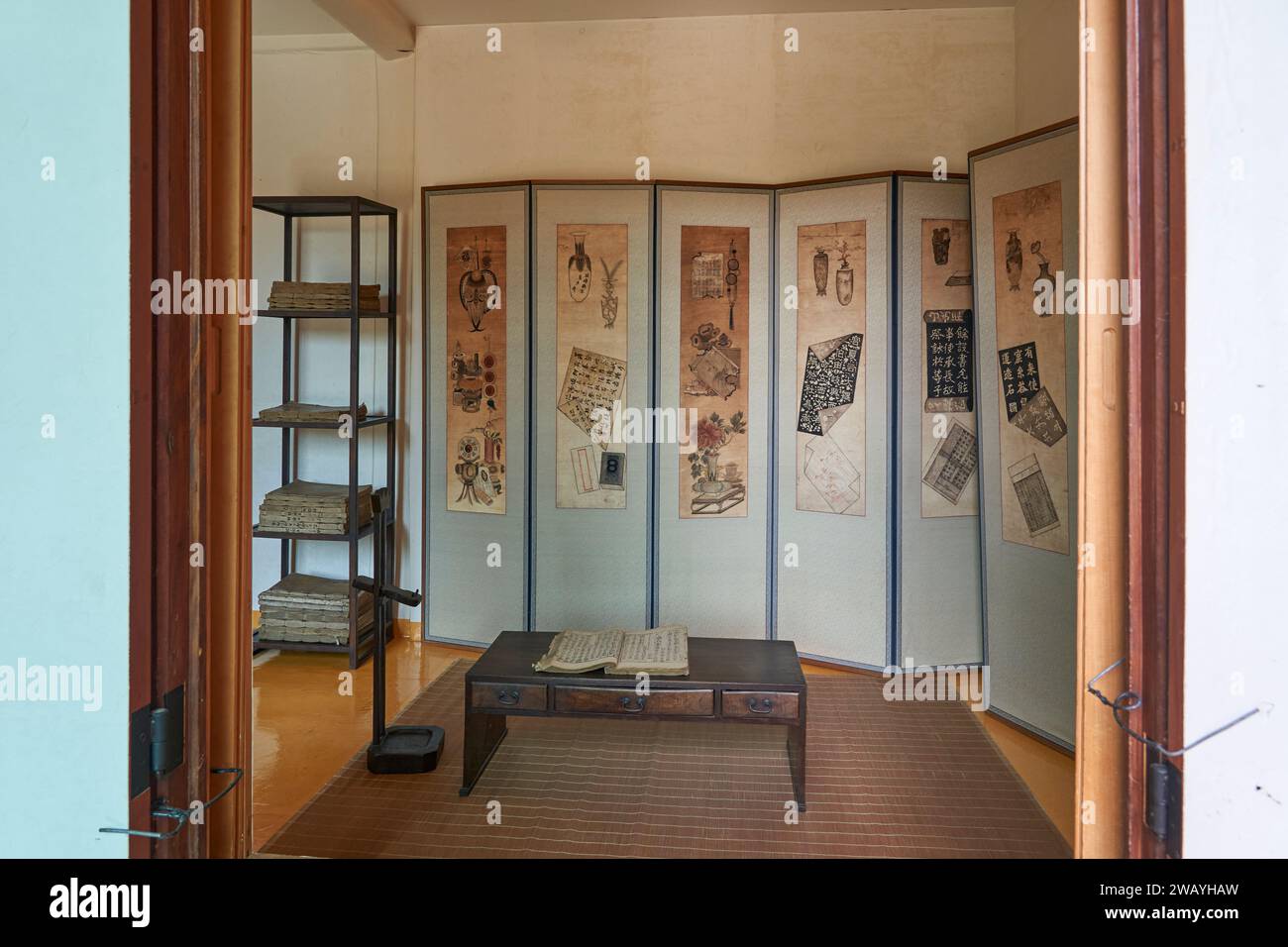 Intérieur d'une chambre dans Beak Inje House, une maison coréenne traditionnelle d'une famille riche, Bukchon Village, Séoul, Corée du Sud Banque D'Images