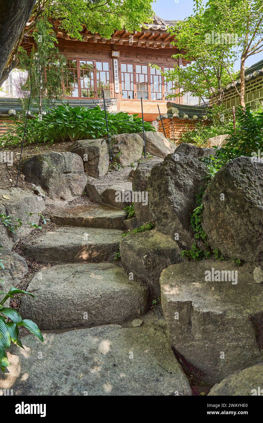 Un escalier en pierre dans le jardin de Beak Inje House, une maison traditionnelle coréenne d'une famille riche, Bukchon Village, Séoul, Corée du Sud Banque D'Images