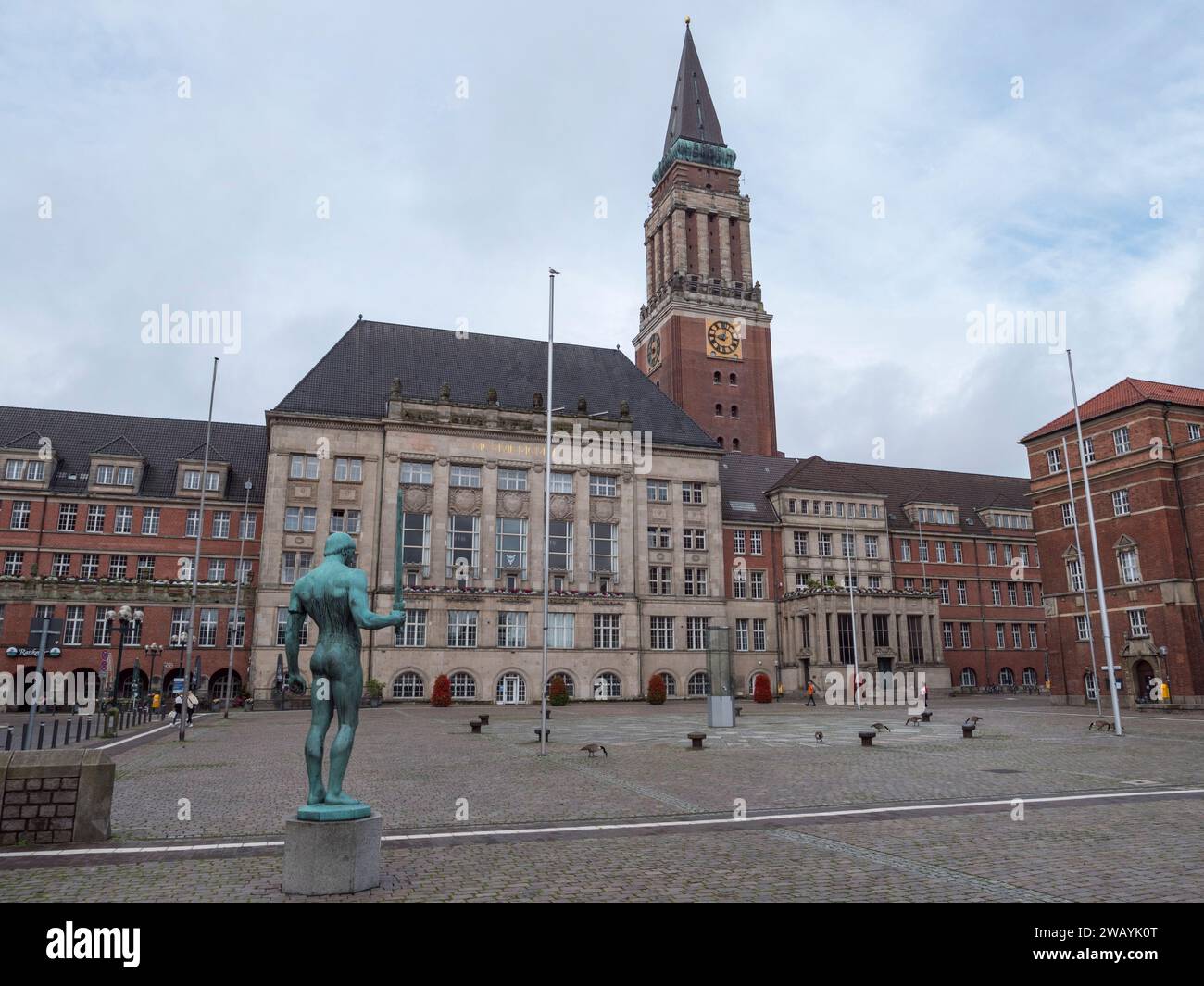 Rathausturm Kiel (mairie de Kiel) et Rathausplatz (place) avec le porte-épée (Schwertträger), Kiel, Schleswig-Holstein, Allemagne. Banque D'Images