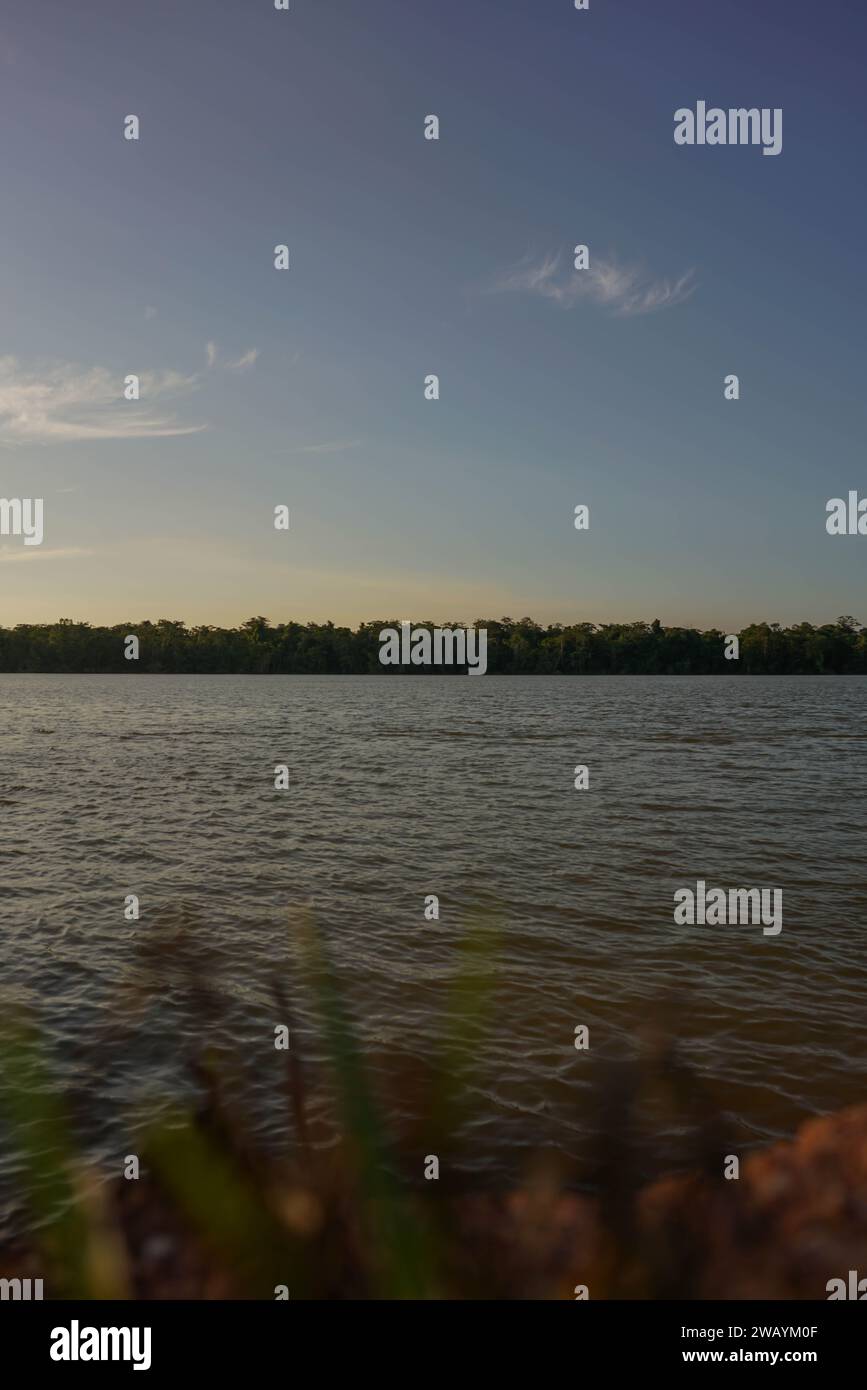Vue sur la rivière Maroni (Guyane française) au coucher du soleil Banque D'Images