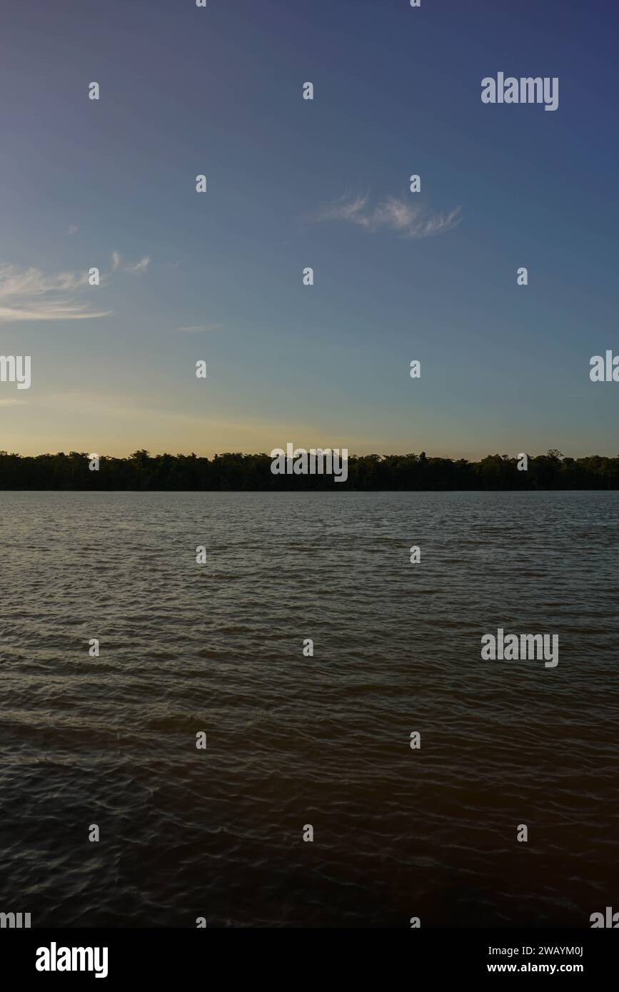 Vue sur la rivière Maroni (Guyane française) au coucher du soleil Banque D'Images