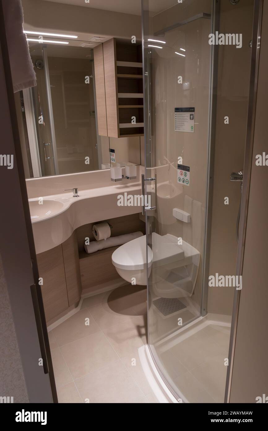 Vue de la salle de bain et des toilettes sur la cabine intérieure du MSC Euribia naviguant en Europe du Nord (juillet 23). Banque D'Images