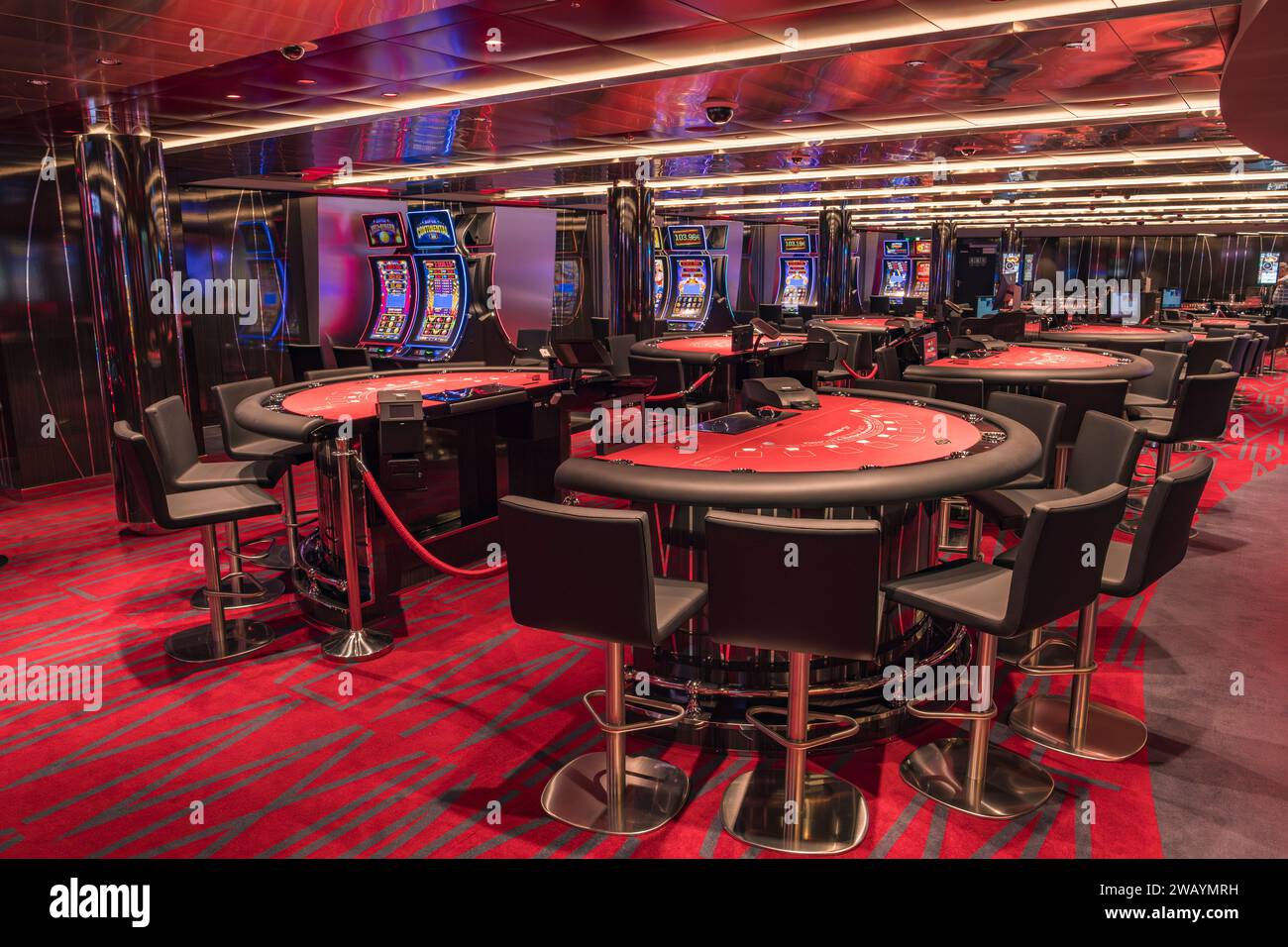 Dream '21' (Blackjack) tables de cartes dans le Casino Signature MSC sur le MSC Euribia naviguant en Europe du Nord (juillet 23). Banque D'Images