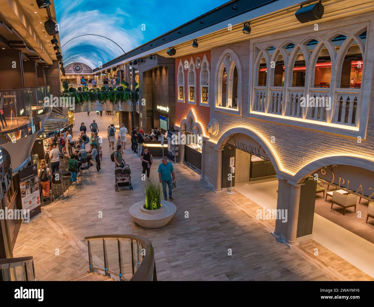 Vue générale de la Galleria Euribia (zone commerçante) sur le pont Ocean Cay sur le MSC Euribia naviguant en Europe du Nord (juillet 23). Banque D'Images