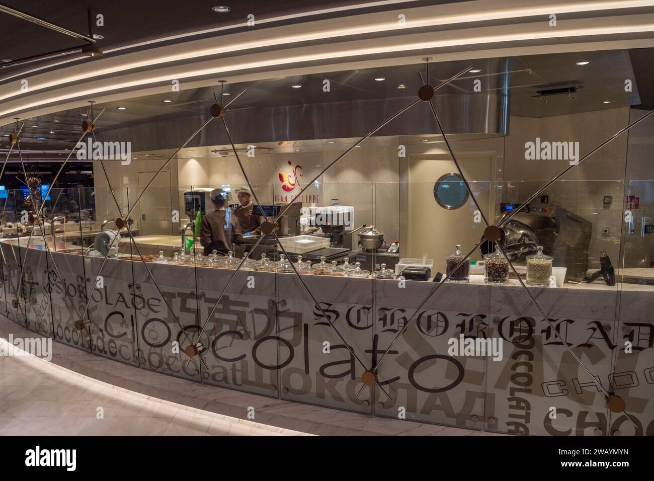 Zone de production de chocolat au sein du Jean-Philippe Chocolate & Cafe sur le pont Ocean Cay sur le MSC Euribia naviguant en Europe du Nord (juillet 23). Banque D'Images