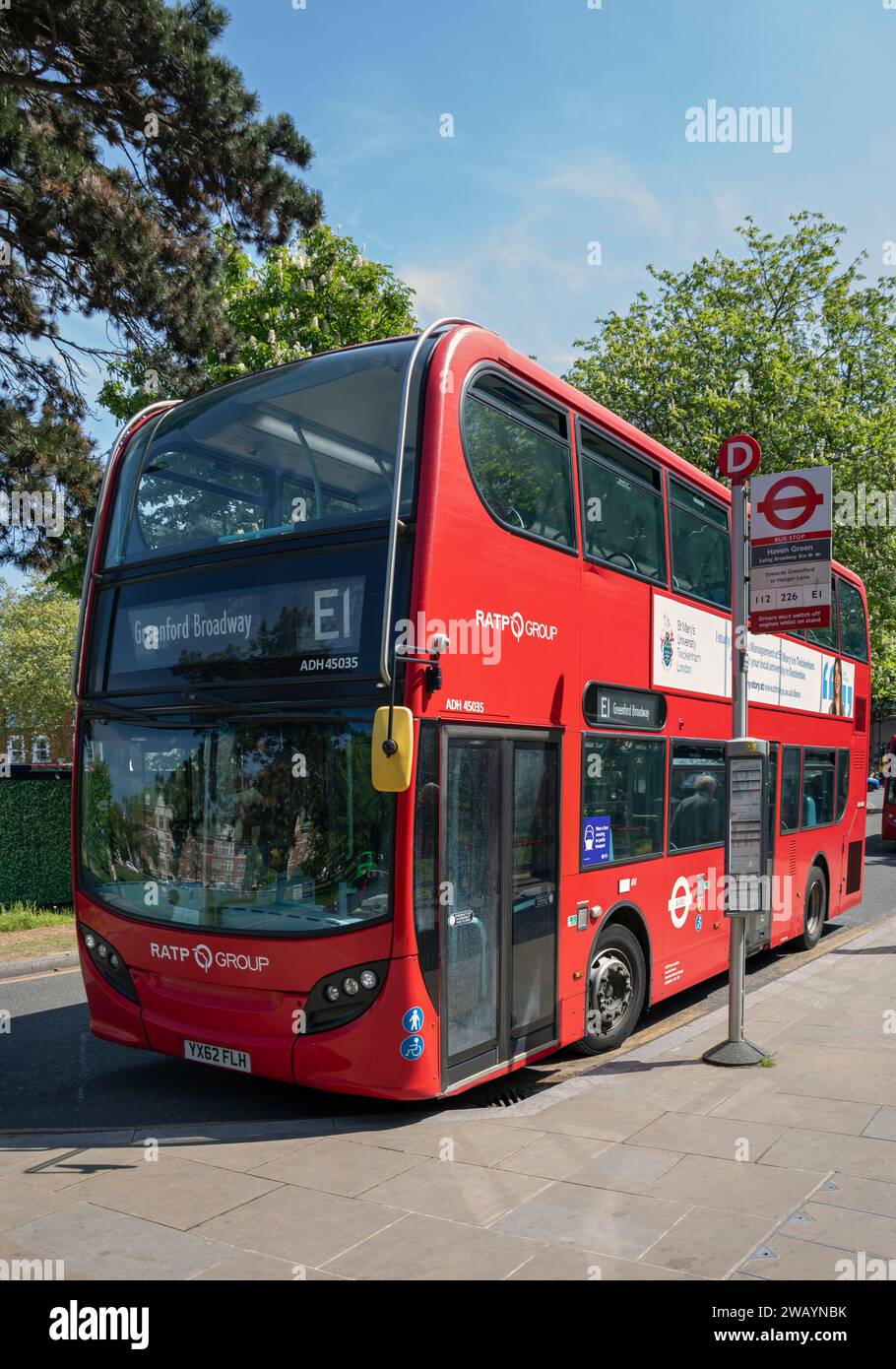 Royaume-Uni, Angleterre, Londres, Ealing Broadway, Un bus à impériale rouge s'arrêtant à Haven Green bus Stop Banque D'Images