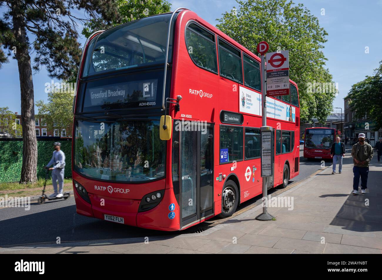 Royaume-Uni, Angleterre, Londres, Ealing Broadway, Un bus à impériale rouge s'arrêtant à Haven Green bus Stop Banque D'Images