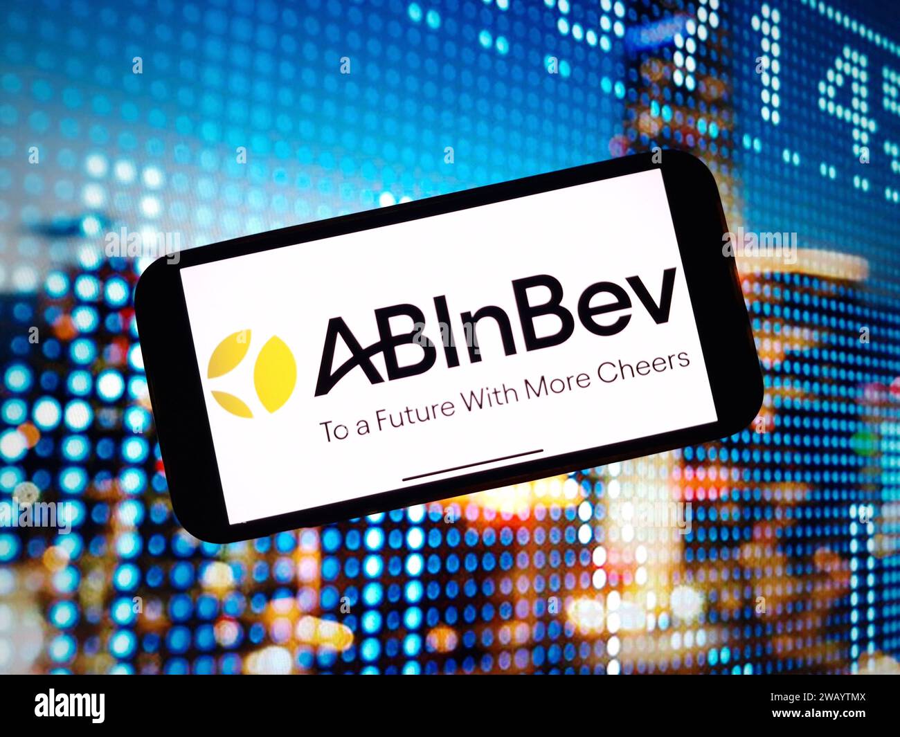 KONSKIE, Pologne - 07 janvier 2024 : logo de la société Anheuser Busch InBev affiché sur l'écran du téléphone mobile Banque D'Images
