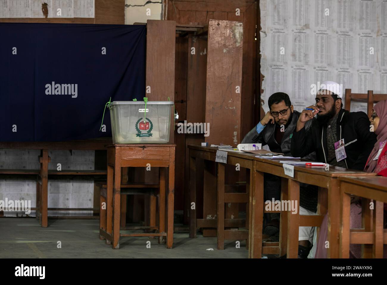 Dhaka, Bangladesh. 07 janvier 2024. Les responsables électoraux attendent à l'intérieur d'un centre de vote pour voter lors des 12e élections du Parlement national au Bangladesh. (Photo de Sazzad Hossain/SOPA Images/Sipa USA) crédit : SIPA USA/Alamy Live News Banque D'Images