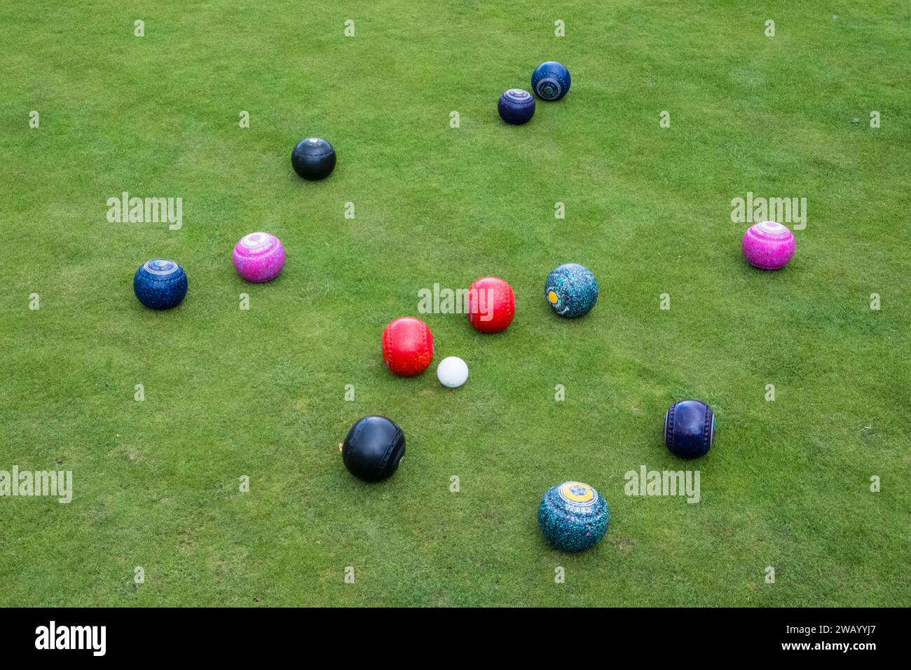 Différents bols de pelouse à couler sur un terrain de bowling. Banque D'Images