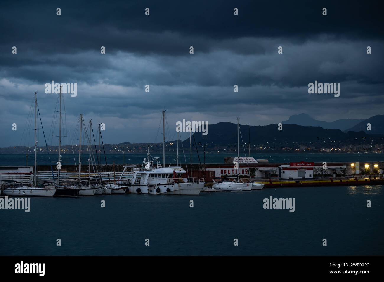 Palmero, Sicile, Italie, 16 décembre 2023 - le port de plaisance et les navires pendant le crépuscule sur une nuit orageuse Banque D'Images