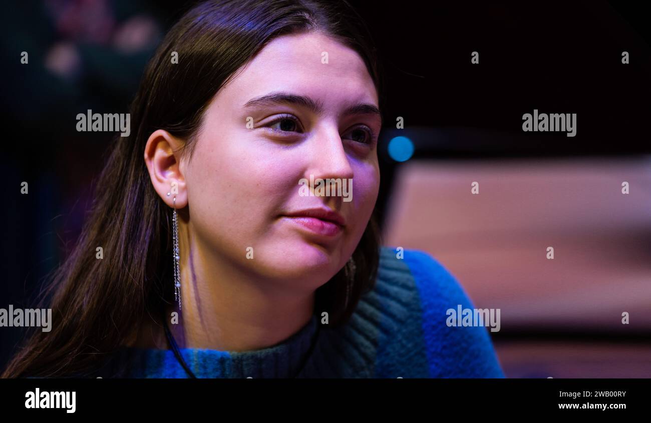 Fille aux cheveux bruns de 19 ans portant un pull bleu, Anvers, Belgique Banque D'Images