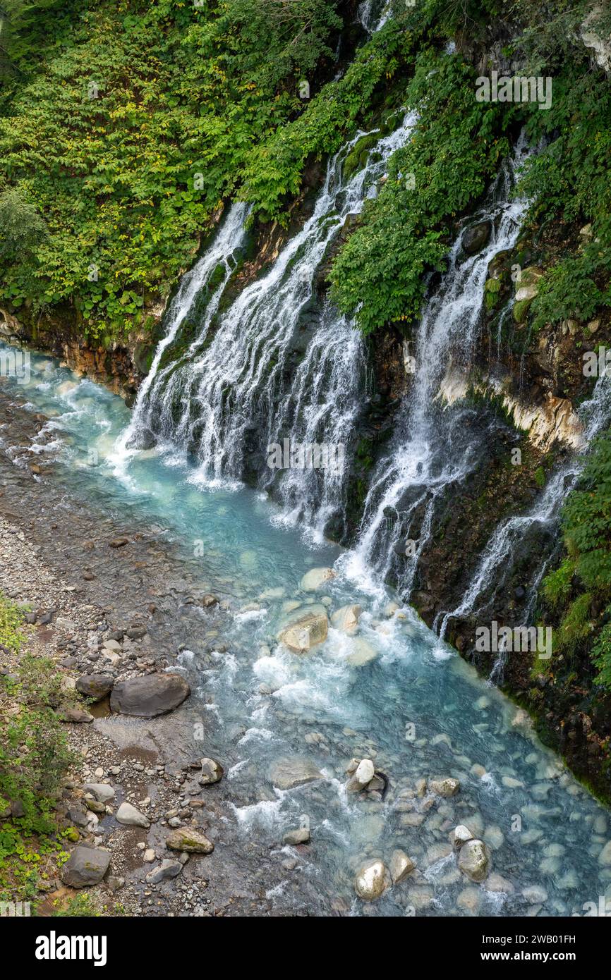 les eaux bleues de la cascade shirahige dans le cental hokkaido près de biei Banque D'Images