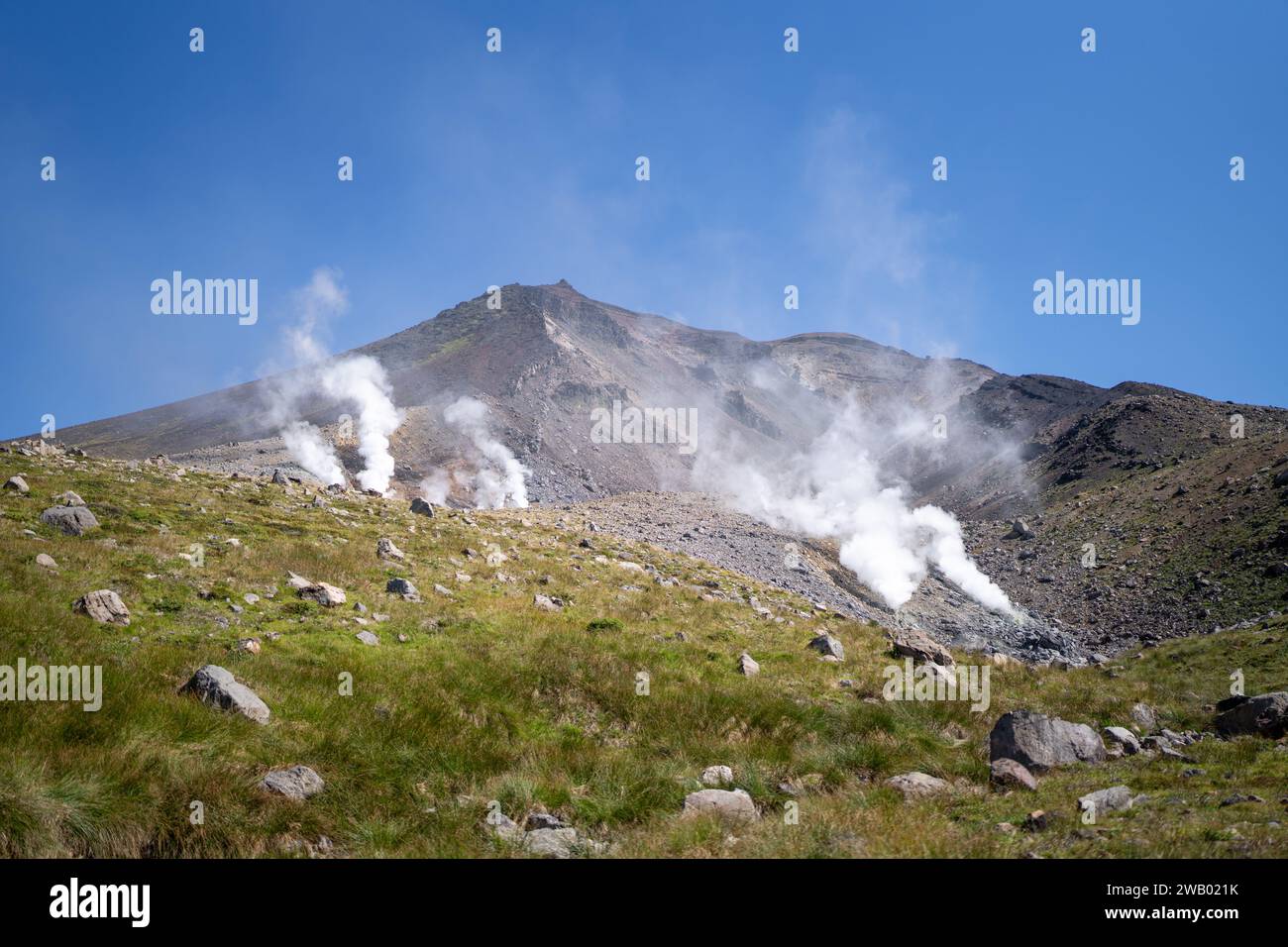 monter asahidake avec des évents de soufre de vapeur s'élevant dans l'air Banque D'Images