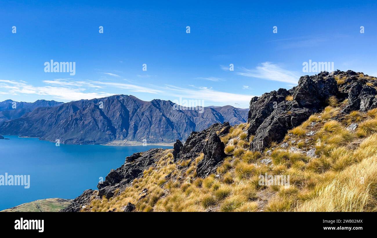 Vue sur la montagne depuis le sommet de la piste Isthmus Peak au lac Hawea Banque D'Images