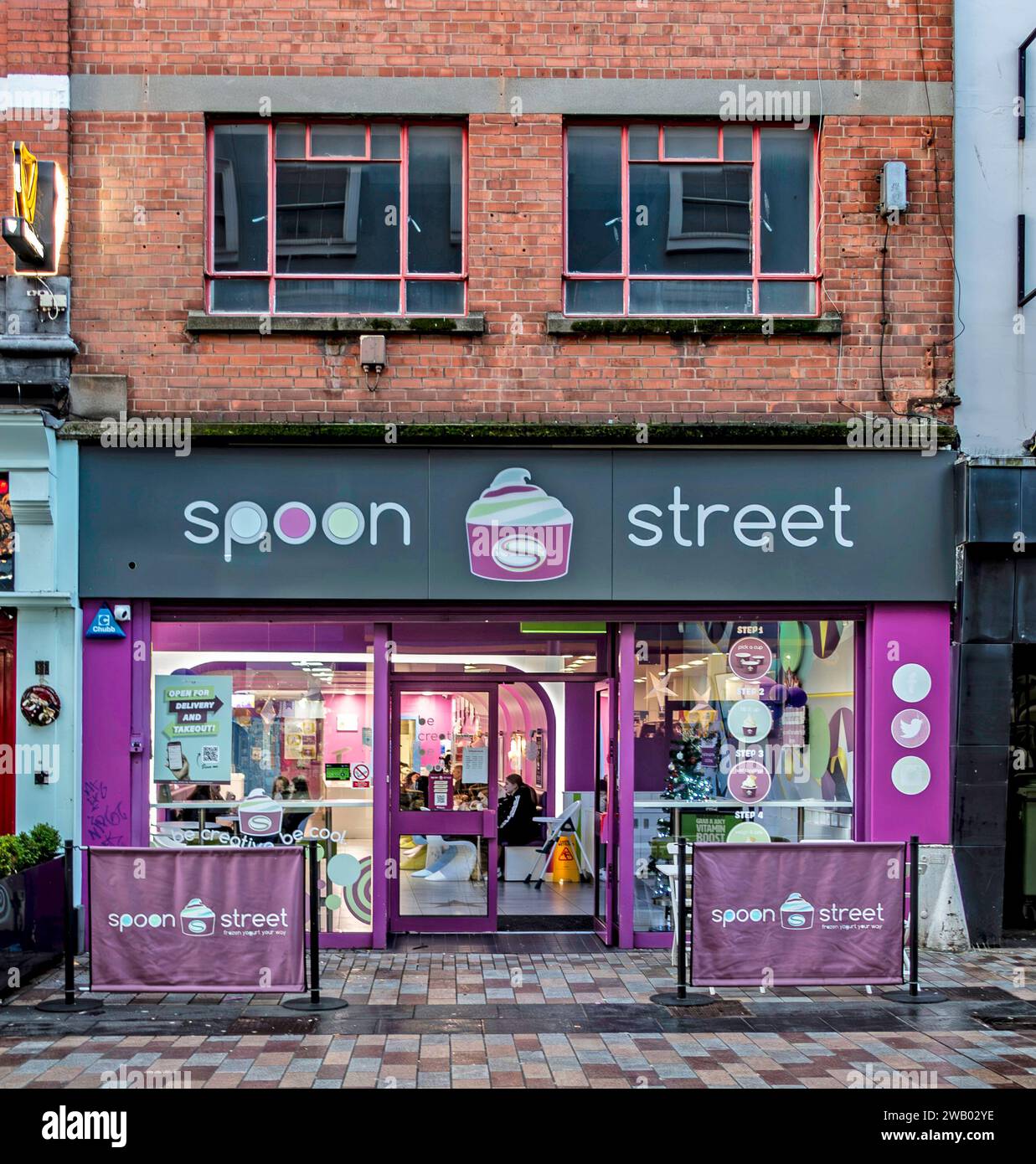 Un restaurant Spoon Street à Belfast, en Irlande du Nord, qui vend une gamme de desserts à base de yaourt, de sorbets et de glaces. Banque D'Images
