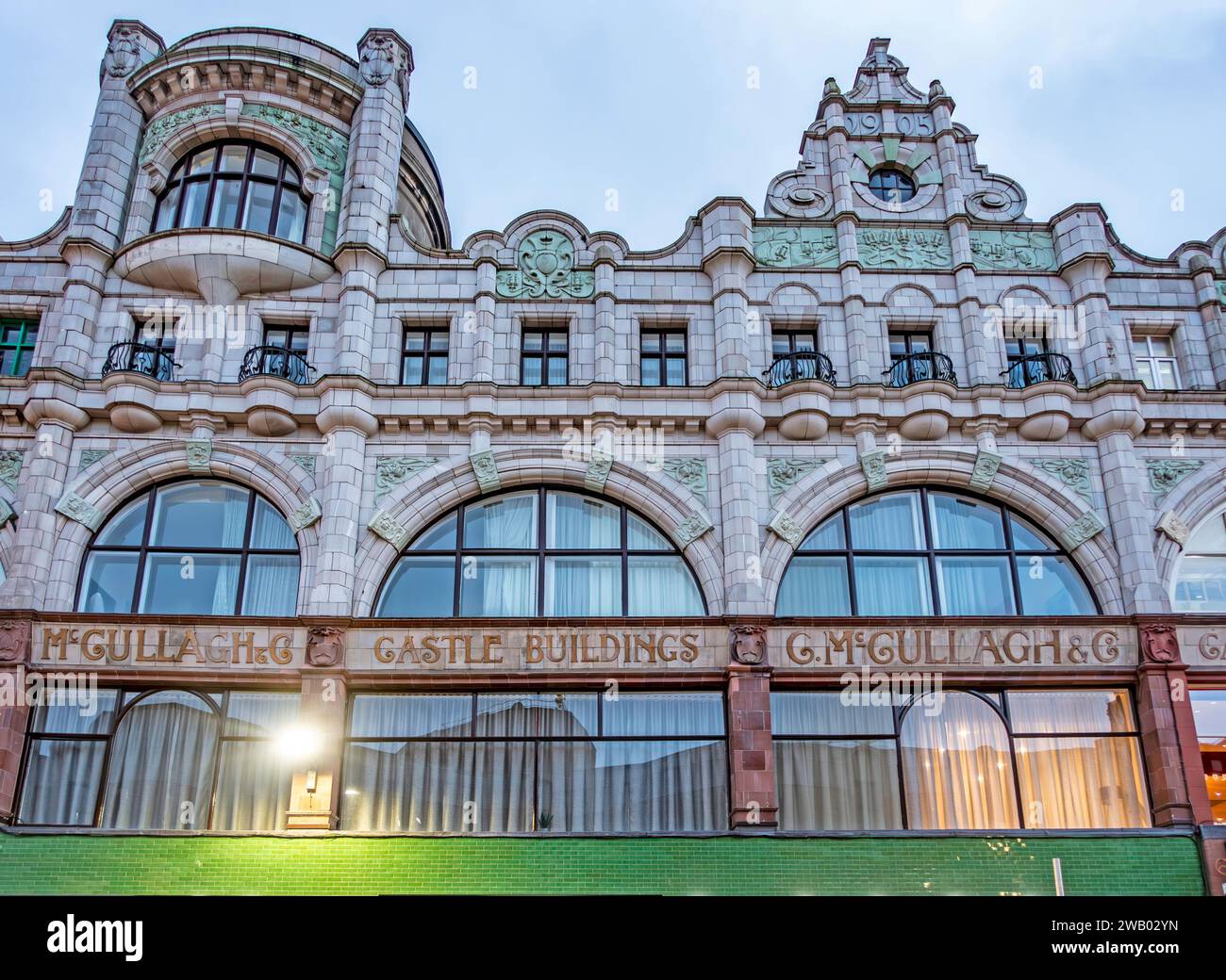 Un panneau sur Castle Buildings, Belfast, Irlande du Nord pour H G M McCullagh, marchand de soie et meunier. Le bâtiment date de 1905≥ Banque D'Images