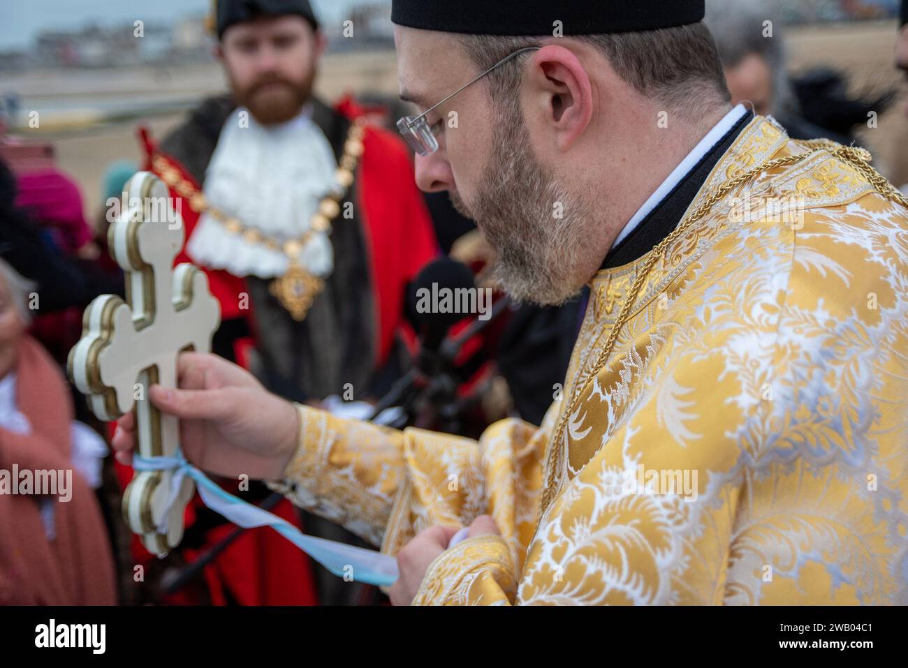 Margate, Royaume-Uni. 07 janvier 2024. Le prêtre tient une grande croix pendant la cérémonie. La diaspora chypriote a organisé la bénédiction de la mer, un événement religieux orthodoxe grec annuel d'épiphanie. (Photo Krisztian Elek/SOPA Images/Sipa USA) crédit : SIPA USA/Alamy Live News Banque D'Images