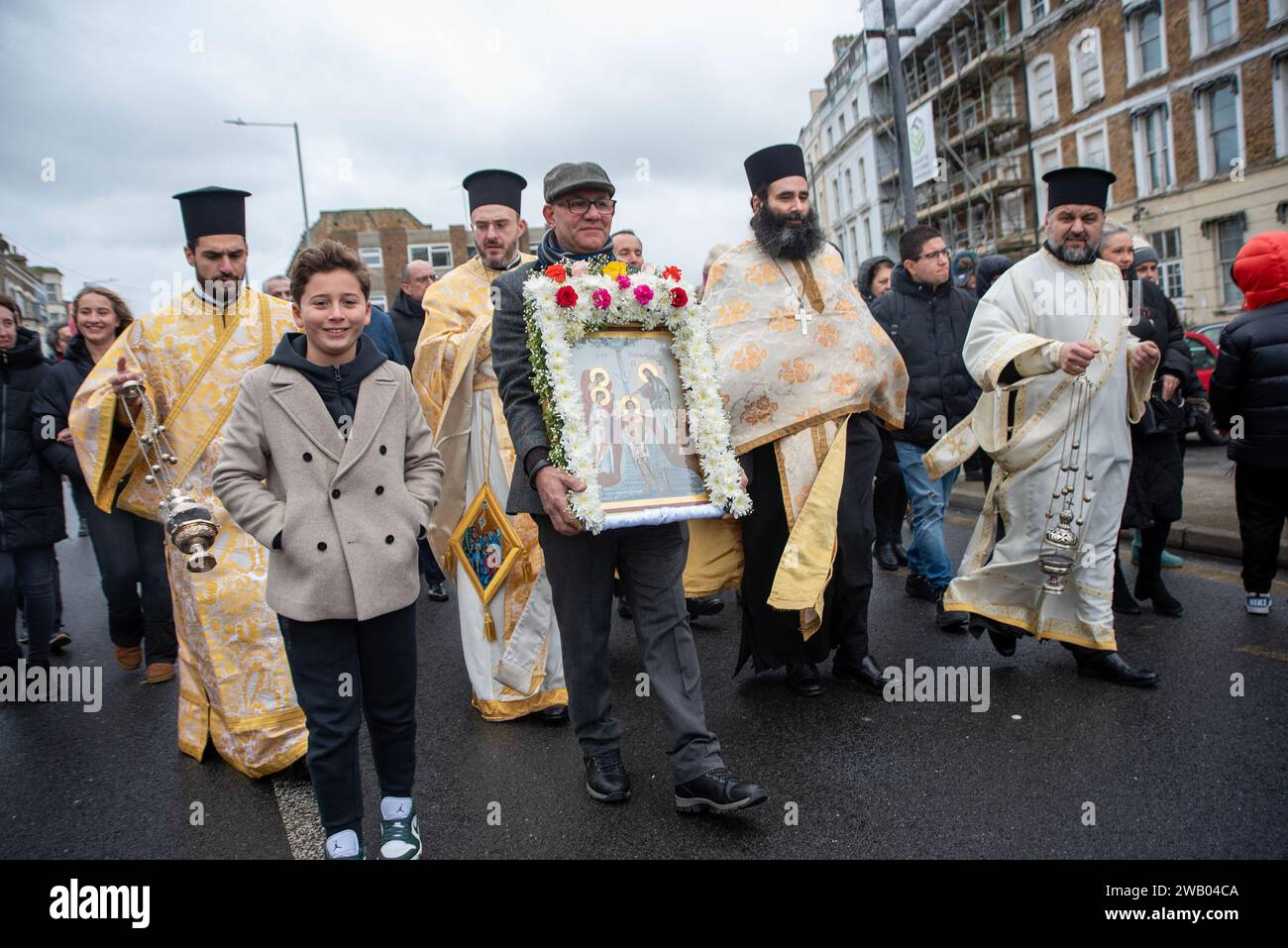 Margate, Royaume-Uni. 07 janvier 2024. Les croyants marchent ensemble avec les prêtres pendant la cérémonie. La diaspora chypriote a organisé la bénédiction de la mer, un événement religieux orthodoxe grec annuel d'épiphanie. (Photo Krisztian Elek/SOPA Images/Sipa USA) crédit : SIPA USA/Alamy Live News Banque D'Images