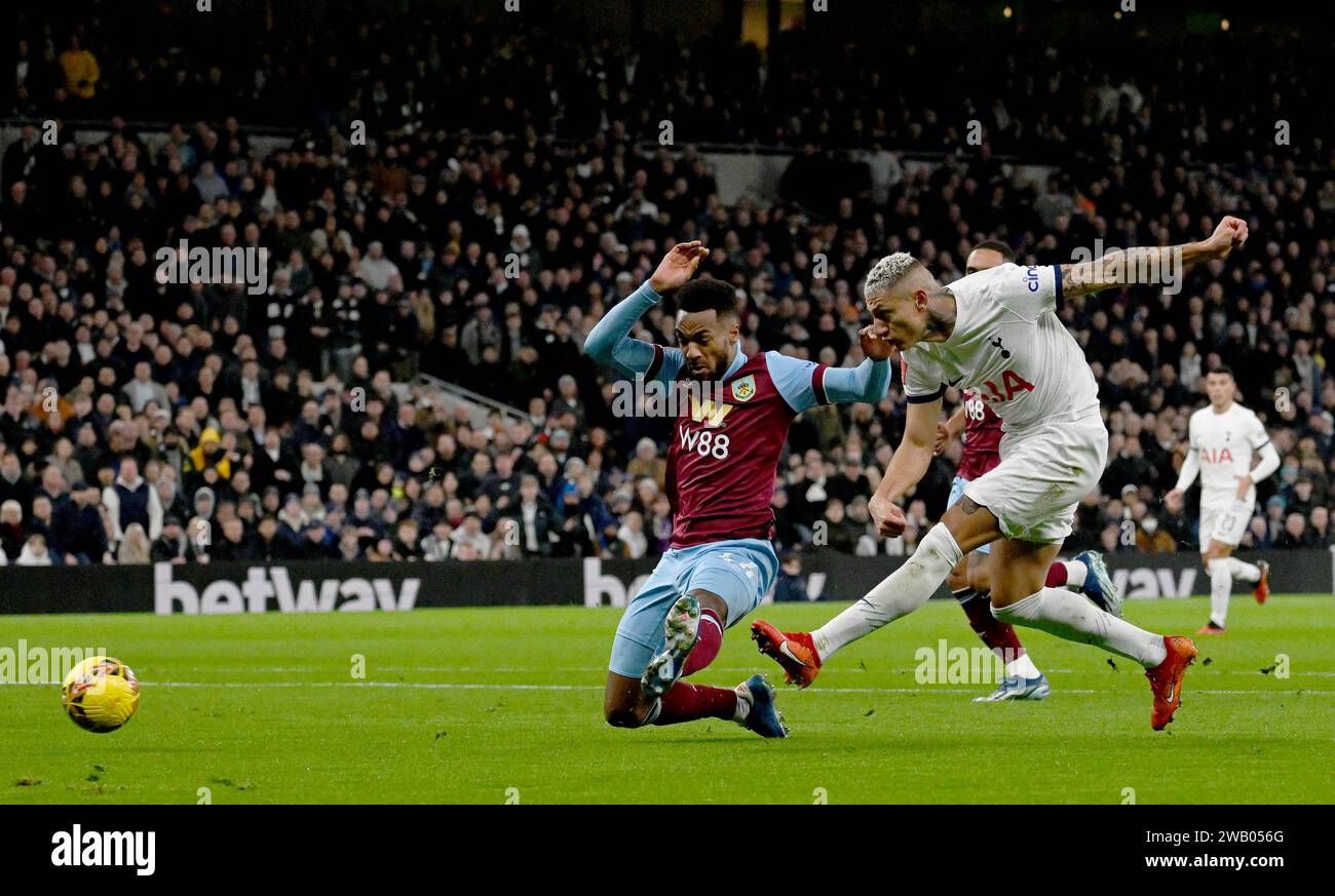 Richarlison de Tottenham Hotspur a un tir au but. Emirates FA Cup, 3e tour, Tottenham Hotspur contre Burnley au Tottenham Hotspur Stadium à Londo Banque D'Images