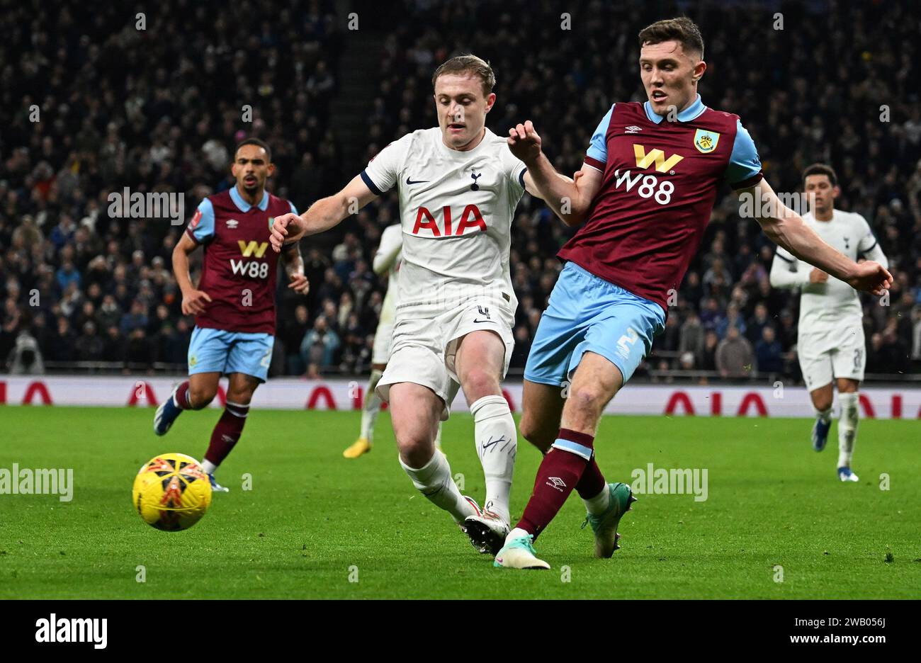 Oliver Skipp de Tottenham Hotspur se bat pour le ballon avec Dara O’Shea de Burnley. Emirates FA Cup, 3e tour, Tottenham Hotspur contre Burnley au Tot Banque D'Images