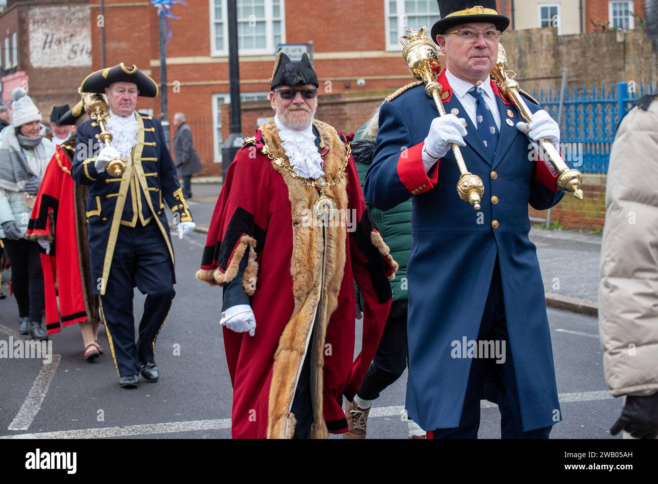 Margate, Royaume-Uni. 7 janvier 2024. Les maires portent des maces pendant la cérémonie. La diaspora chypriote a organisé la bénédiction de la mer, un événement religieux orthodoxe grec annuel d'épiphanie. (Image de crédit : © Krisztian Elek/SOPA Images via ZUMA Press Wire) USAGE ÉDITORIAL SEULEMENT! Non destiné à UN USAGE commercial ! Banque D'Images