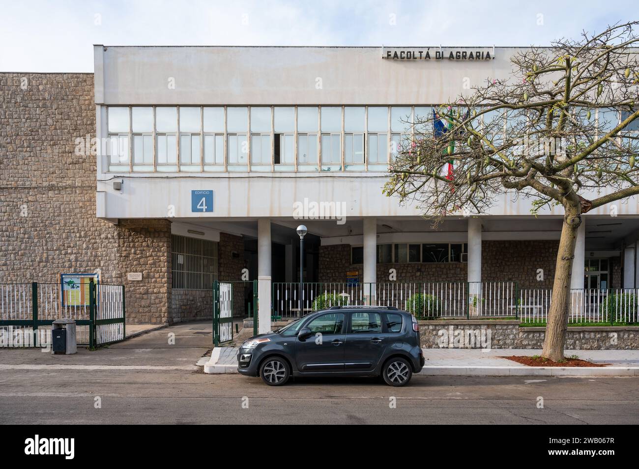 Palerme, Sicile, Italie, 14 décembre 2023 - façade de la faculté d'agriculture de l'université Banque D'Images