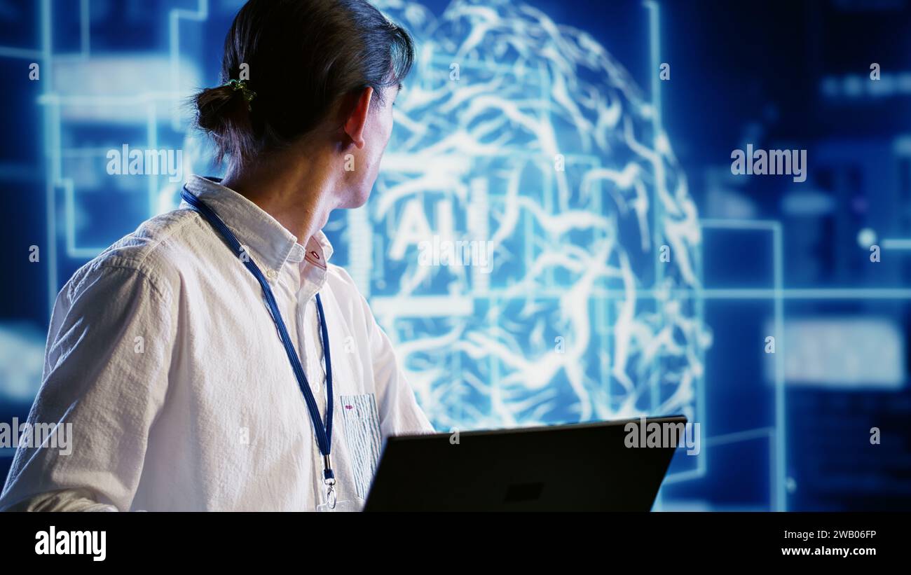 Spécialiste asiatique développant une architecture de réseaux neuronaux d’intelligence artificielle inspirée du cerveau humain. Programmeur certifié mettant en place des algorithmes d'apprentissage automatique ai dans une start-up high tech Banque D'Images