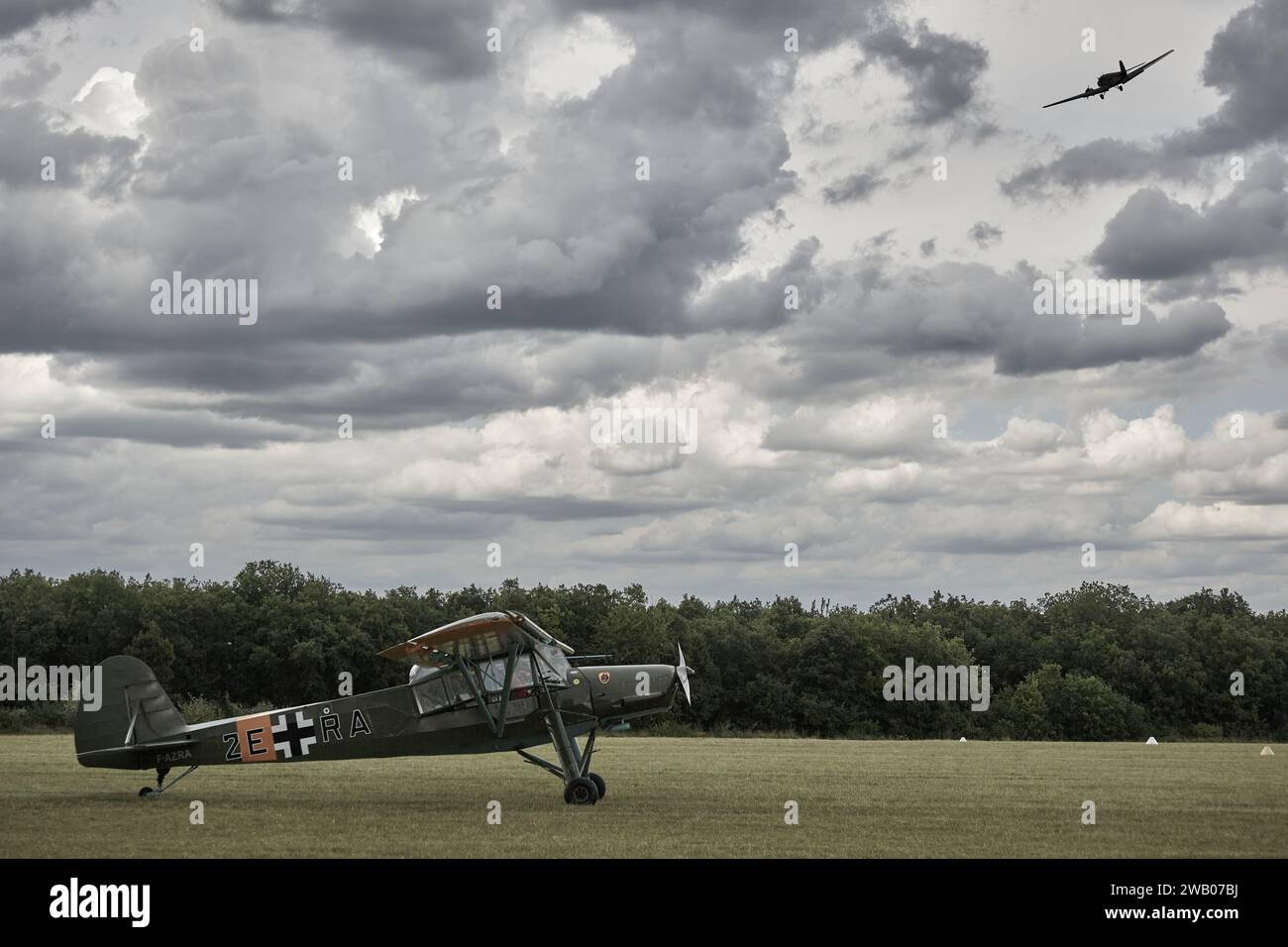 Fieseler Fi-156 Storch F-AZRA Fieseler Fi-156 StorchF-AZRA et JUNKERS 52, TANTE JU Banque D'Images