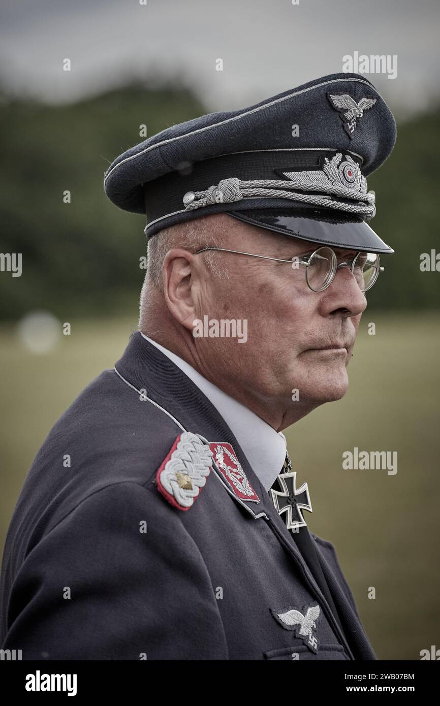 Portrait d'hommes avec des verres ronds portant l'uniforme nazi avec Svastika Banque D'Images