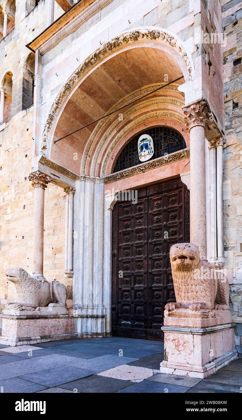 Portail de la cathédrale de Parme, dédié à l'Assomption de la Vierge Marie, avec deux statues de lions portant des colonnes en Émilie-Romagne, Parme Banque D'Images