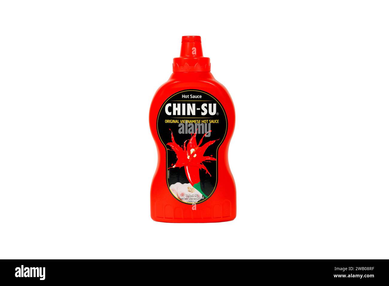 Une bouteille de sauce piquante vietnamienne Chin-su tương ớt est isolée sur fond blanc. image découpée pour illustration et utilisation éditoriale. Banque D'Images